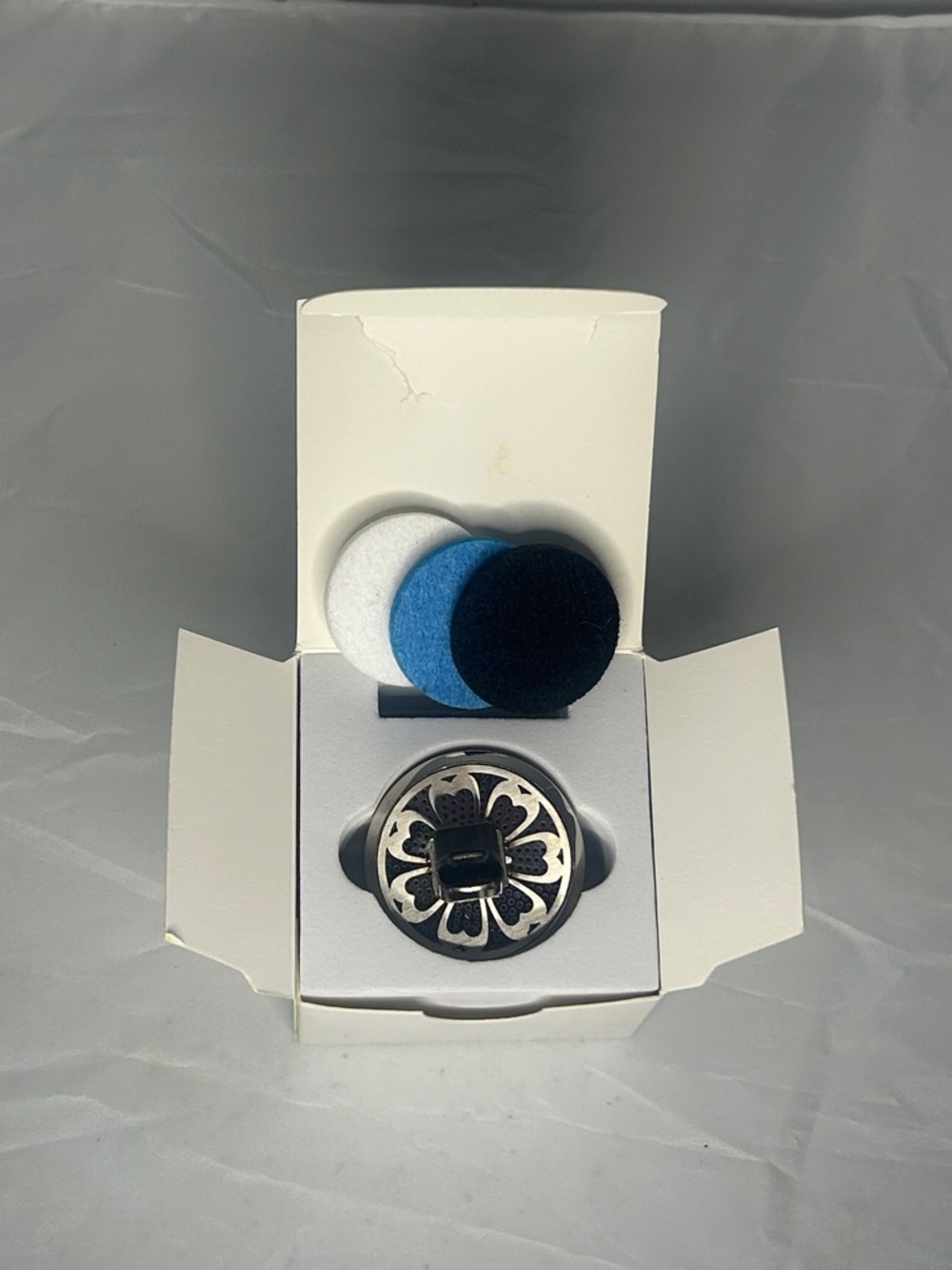 NIB Tree of Life passive essential oil diffuser with 3 reusable pads for car